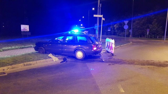 Samochód przejechał przez środek ronda Andersa w Grudziądzu