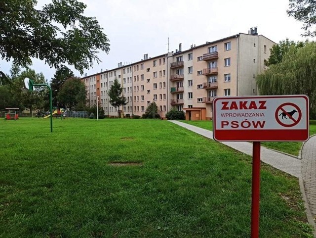 Takie tabliczki zamontowano pod koniec września 2021 na części terenów zielonych na osiedlu Wincentego Pola w Wieliczce. Zakaz wprowadziła wielicka Spółdzielnia Mieszkaniowa. Ale takie ograniczenia w dostępie do przestrzeni publicznej są nielegalne