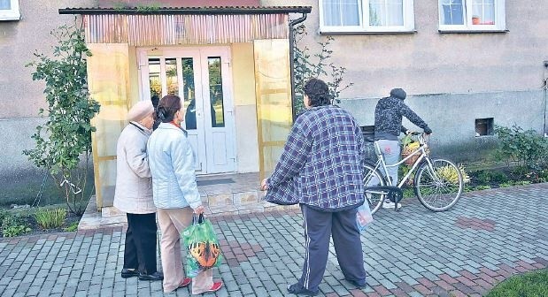 - Z mieszkania dochodziły nieludzkie jęki tej chorej kobiety &#8211; opowiadają sąsiadki. &#8211; Jak można doprowadzić człowieka do takiego stanu? Jakmożna zostawić bez fachowej pomocy, opieki?