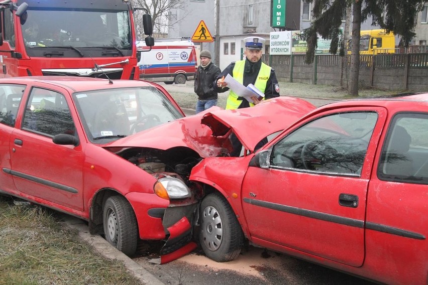 Wypadek przy wyprzedzaniu w Górkach Szczukowskich. Dwie osoby zostały przetransportowane do szpitala