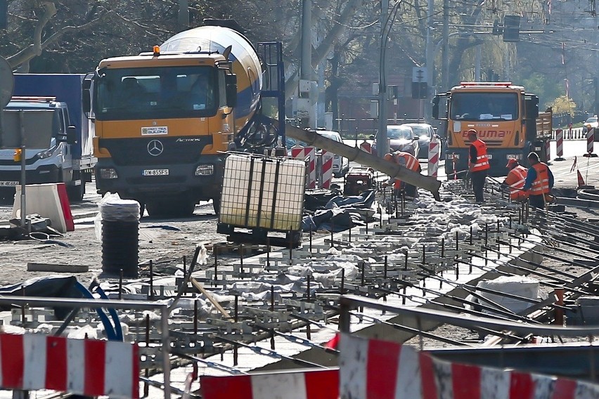 Na placu Orląt Lwowskich wylewają asfalt i betonują. Zajrzyj na budowę TAT 