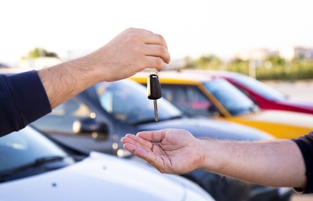 Kupić używane auto w dobrym stanie za 10 tysięcy złotych jest sporym wyzwaniem.  Jak się jednak okazuje w tej cenie można trafić na samochód, który posłuży nam jeszcze przez kilka lat.  Co prawda zakup takiego samochodu, który sam ma już ładnych parę lat, zawsze obarczony jest ryzykiem, ale jak wiadomo popsuć mogą się również nowe samochody. Kto więc dysponuje kwotą 10 tysięcy złotych może na wtórnym rynku trafić na całkiem dobry egzemplarz. Jakie samochody najlepiej wybrać?>>>>>ZOBACZ NA KOLEJNYCH ZDJĘCIACH