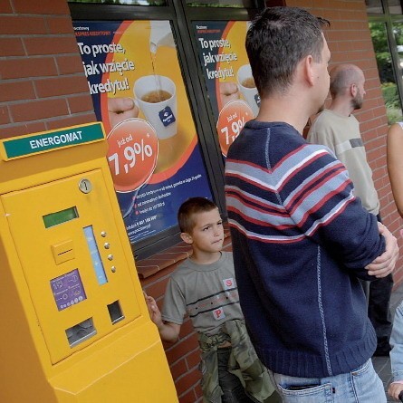 Zdenerwowani klienci Energii przed zepsutym enegromatem przy ul. Kołłątaja.