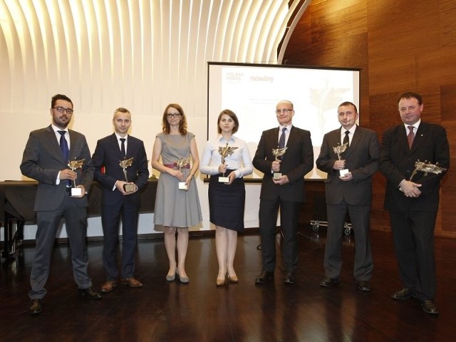 Pamiątkowe zdjęcie laureatów "Złotej Setki". Od lewej:  Maciej Tadla - menadżer koordynacji międzynarodowej sprzedaży Asseco Poland S.A., Marek Lis - członek zarządu ORLEN-PETRO TANK,  Joanna Podubny, prokurent sp. Polenergia EC Nowa Sarzyna, Agnieszka Szczekala, kierownik Zespołu Komunikacji Zewnętrznej i Wewnętrznej PGE Obrót S.A., Tomasz Polek - prezes zarządu KARPAT-BUD w Rogoźnicy k. Rzeszowa, Robert Ruwiński - członek zarządu GAMRAT Jasło, Andrzej Czarnecki - dyrektor ds. komunikacji WSK "PZL-Rzeszów".