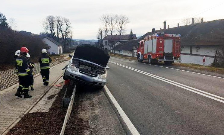 DK 28. Citroen na barierkach. Volkswagen w rowie. Strażacy w akcji