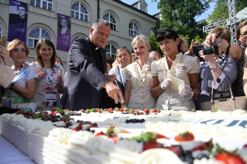 Wspólne zdjęcie i tort na zakończenie Światowego Zjazdu Absolwentów KUL (ZDJĘCIA)