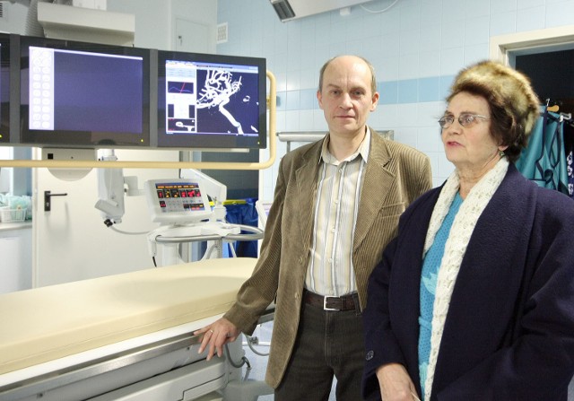 Julia Nering, emerytowana technik radiologii podziwiała sprzęt jakim teraz dysponuje jej młodszy kolega po fachu Jarosław Malik