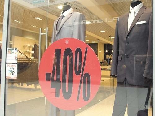 W Centrum Handlowym "Forum” panów na wyprzedaże mają przyciągnąć wielkie reklamy "z procentami”, umieszczane na szybach sklepów.