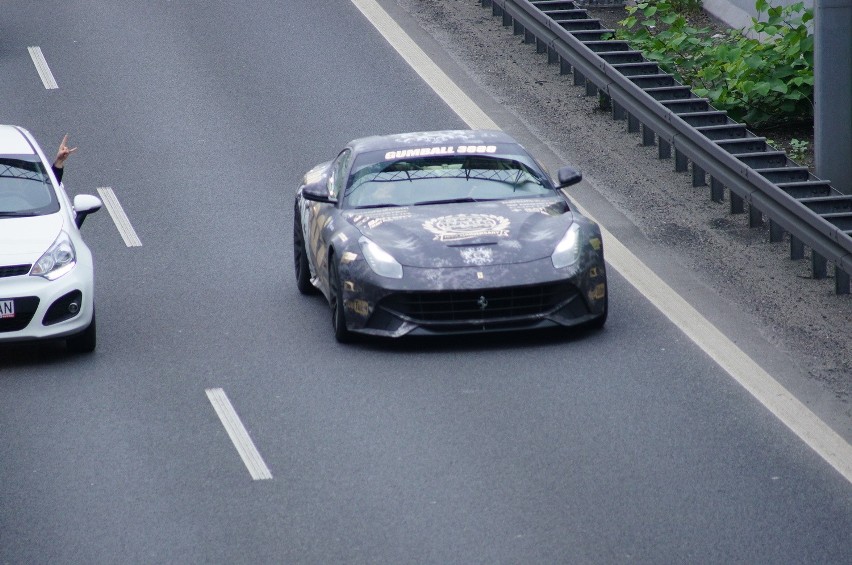 Gumball 3000 przejeżdża przez A4 w Katowicach