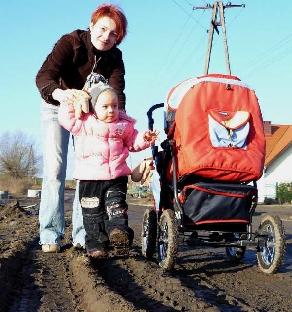 - Ostatnio mamy bardzo ładną pogodę, ale nie wychodzę z dziećmi na spacery, bo wózek grzęźnie w błocie - narzeka Angelika Kupczyk