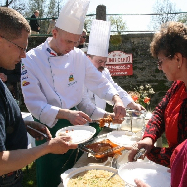 Zaproszeni goście zasmakowali w potrawach serwowanych przez kucharzy świętokrzyskich.