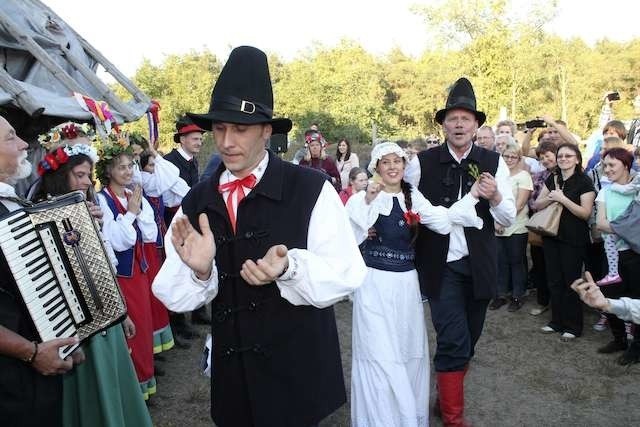 W jesiennej inscenizacji dobrzyńskiego wesela we Włęczu wzięło udział ponad 50 aktorów i około 250 widzów