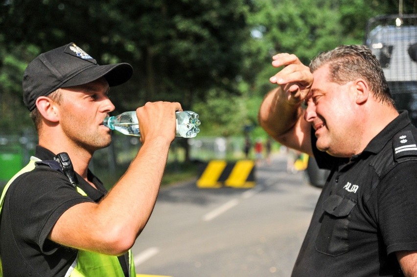 Na miejscu pracują funkcjonariusze z całego kraju - m.in. z...