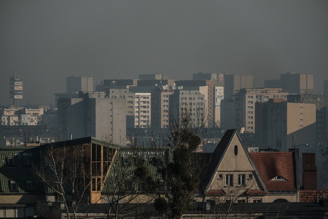 Bardzo złą jakość powietrza odnotowano we wtorek w Poznaniu. Znaczne przekroczenia dopuszczalnego stężenia pyłów zawieszonych PM10 wykazały wszystkie stacje pomiarowe. Najgorzej jest na Dąbrowskiego, gdzie o 9.00 wyniosło ono 239 µg/m3, podczas, gdy dopuszczalna norma to 50 µg/m3. Nieco niższe, ale także złe, wyniki wskazały stacje na Polance (127 µg/m3), w Borówcu (134 µg/m3) i Koziegłowach (135 µg/m3). Zobacz kolejny slajd ----------------->