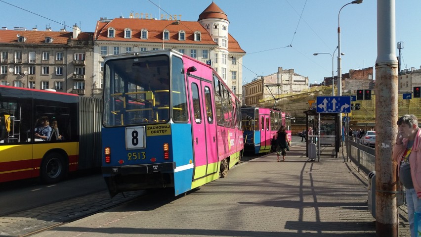 Wykolejenie tramwaju w centrum. Dwie linie jeżdżą objazdem