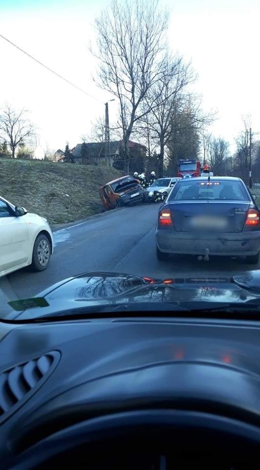 Wypadek w Jerzmanowicach. Zderzyły się trzy pojazdy             