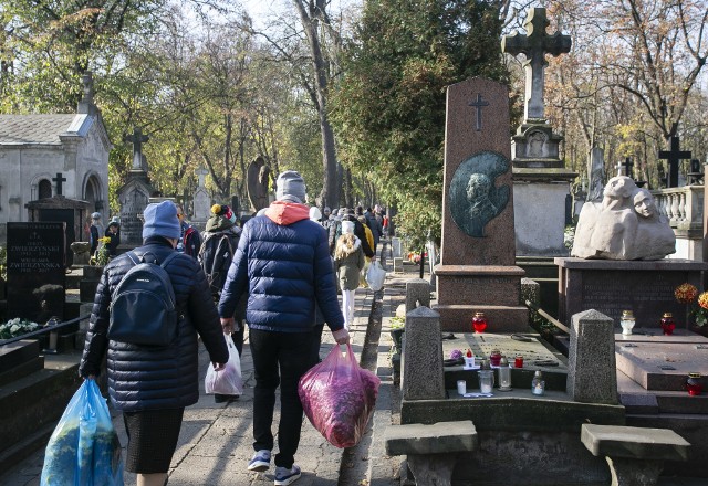 Wszystkich Świętych 2019. Warszawiacy odwiedzają groby najbliższych. Tłumy na Powązkach [ZDJĘCIA]