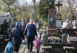 Wszystkich Świętych 2019. Warszawa: Tłumy na Powązkach [ZDJĘCIA] Warszawiacy odwiedzają groby najbliższych