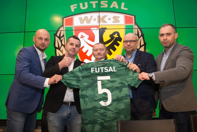 Od lewej: Przemysław Bednarek, Sebastian Bednarz, Janusz Pilch (dyrektor Śląska), Szymon Czeczko i Tomasz Urbański. Ta czwórka (bez Pilcha) pokieruje futsalowym Śląskiem