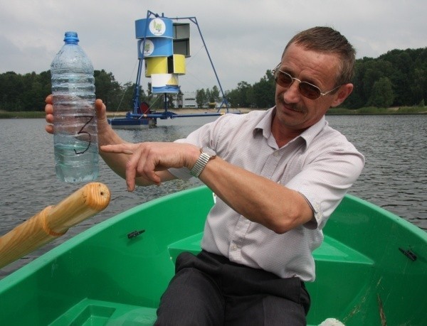 Woda pobrana dzisiaj z jeziora była czysta jak łza. Na zdjęciu Leonar Woschek, który w obecności dziennikarza pobrał próbkę wody.