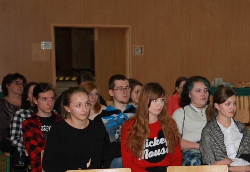Nauczyciele i trenerzy w Oświęcimiu o niebezpiecznej modzie na napoje energetyzujące wśród młodzieży