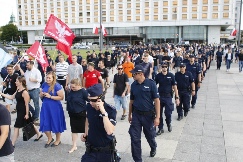 Warszawa: Marsz Zwycięstwa Rzeczypospolitej i Świąteczny Piknik Antyfaszystowski 15 sierpnia [ZDJĘCIA] Obywatele RP blokowali narodowców