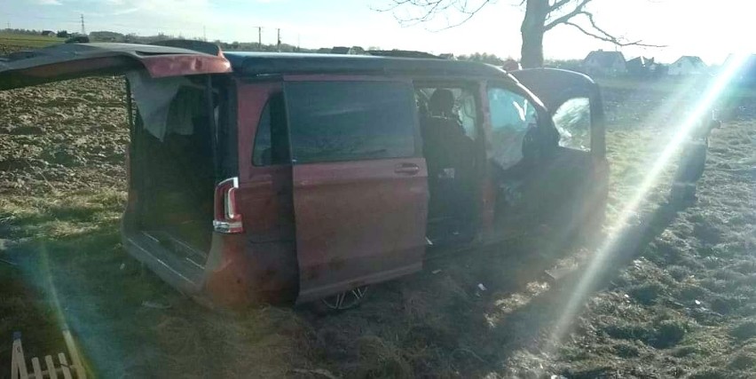 Groźny wypadek pod Wrocławiem. Mercedes wypadł w pole i przewrócił się na bok 