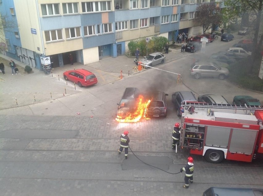 Wrocław: Pożar samochodu przy Zielińskiego (ZDJĘCIA)