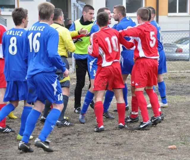 Gdy zakończyła się pierwsza połowa meczu, między zawodnikami obu zespołów (Orlicz w niebieskich strojach) doszło do przepychanek pod budynkiem klubowym.