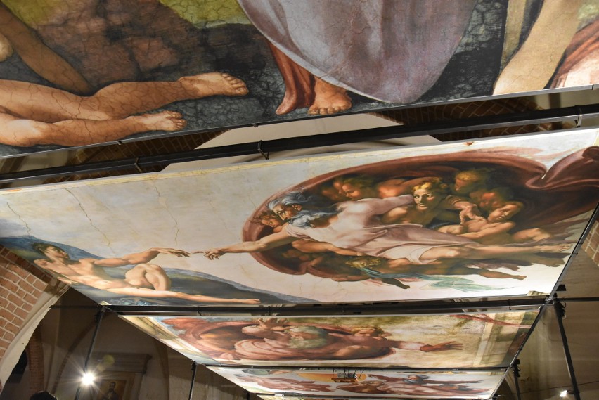 Wystawa fresków z Kaplicy Sykstyńskiej w upalne dni przyciąga wielu odwiedzających