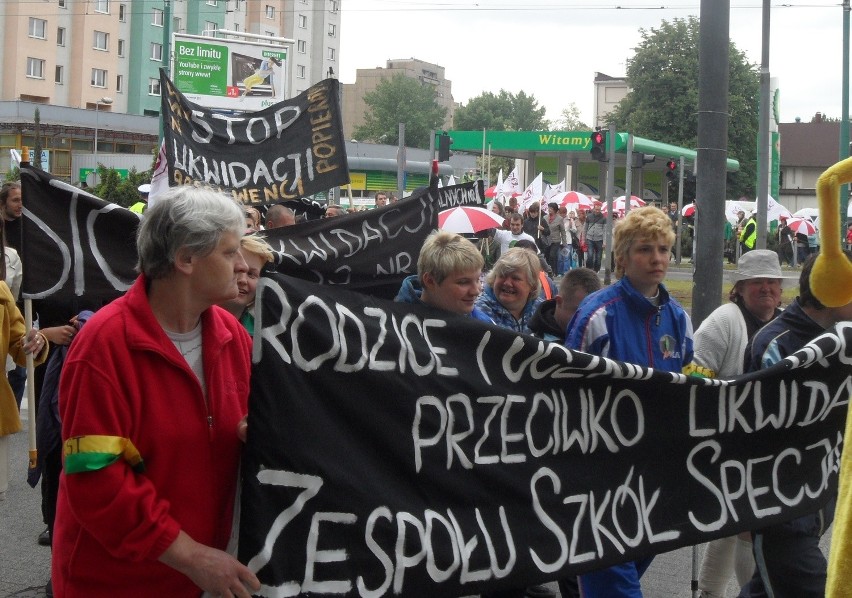 Sosnowiec: protest przeciw likwidacji Zespołu Szkół Specjalnych nr 1 [ZDJĘCIA]
