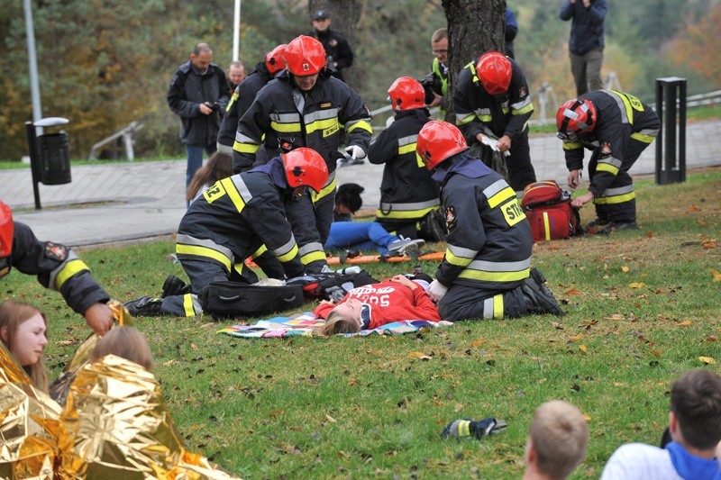 Osoby te oddaliły się od pojazdu w różnych kierunkach w...