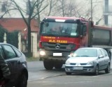 Poznań: Mieszkaniec chce stu tysięcy złotych za ciężarówki parkujące na drodze rowerowej 