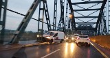 Poranna kolizja na moście Fordońskim w Bydgoszczy. Auto uderzyło w filar