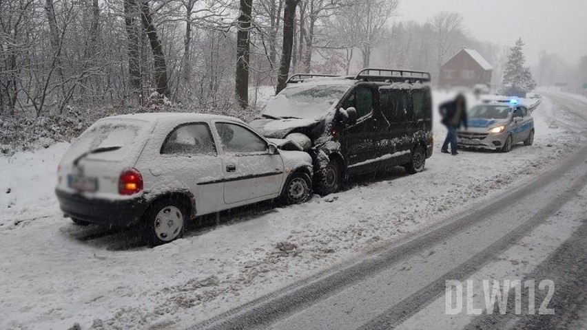 Zdarzenie samochodu osobowego i busa na zakręcie w...