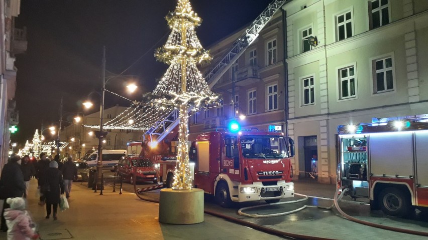 Pożar w jednym z mieszkań kamienicy przy ul. Piotrkowskiej...