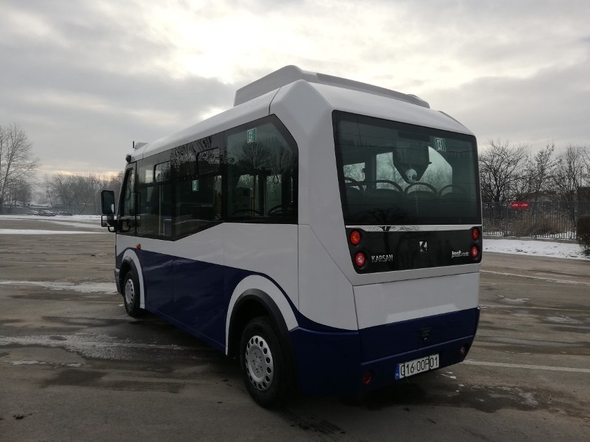 Kraków. Tak małych autobusów pod Wawelem jeszcze nie było. Będą jeździć wąskimi drogami [ZDJĘCIA]