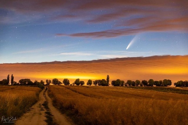 Wszelkiego rodzaju zjawiska astronomiczne zapewniają nam fenomenalne wrażenia i widoki. Dokładnie rok temu nad Świebodzinem pojawiła się kometa Neowise. Zdolny fotograf uchwycił ten moment. Jego stopklatki aż zapierają dech w piersiach!Rafał Ziach jest mieszkańcem osiedla Widok w Świebodzinie. Gdy tylko Lubuszanin dowiedział się o nadchodzącym zjawisku na niebie, postanowił chwycić za aparat i za cel postawił sobie uwiecznić moment przelotu komety Neowise nad Świebodzinem. O takich zdjęciach w swoim portfolio marzy niejeden fotograf. Na szczęście panu Rafałowi udało się zrealizować swoje postanowienie, a efektami swojej pracy podzielił się z naszą redakcją.Musimy szczerze przyznać, że te zdjęcia są po prostu fenomenalne! Dlatego też rok po tym wydarzeniu przypominamy Wam o nim i jednocześnie informujemy, że w tym roku będzie kilka okazji do uwiecznienia tego rodzaju momentów. O wszystkim przeczytacie w zamieszczonym poniżej linku.Takie zjawiska astronomiczne zobaczymy w tym rokuWideo: Kometa Neowise nad górą Olimp w GrecjiŹródło:RUPTLY/x-news