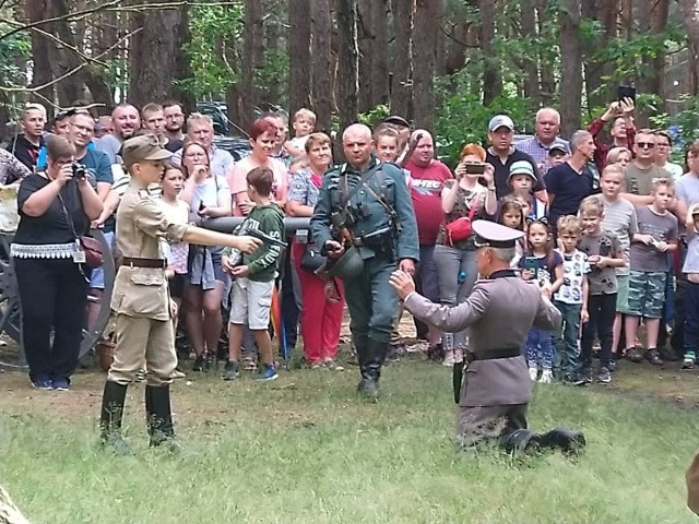 Rekonstrukcja historyczna podczas pikniku militarnego w Skansenie Bojowym w Mniszewie.