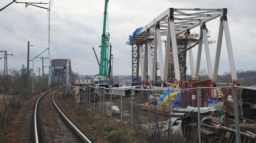 Rail Baltica. Powstaje most kolejowy nad Narwią w Uhowie. Trasę Białystok - Warszawa pokonamy pociągiem w półtorej godziny [ZDJĘCIA, WIDEO]