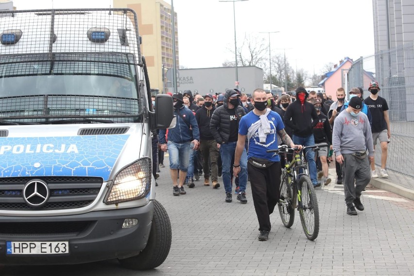 01.04.2021. Kibice GKS-u Tychy przed stadionem w czasie...