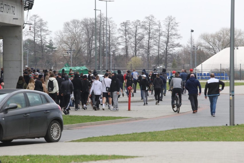 01.04.2021. Kibice GKS-u Tychy przed stadionem w czasie...