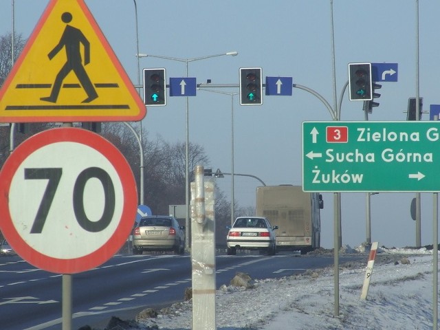 Jeden z fotoradarów stanie przed skrzyżowaniem drogi krajowej nr trzy z szosami na Suchą Górną i Kaźmierzów. Tu obowiązuje ograniczenie do 70 km/h.