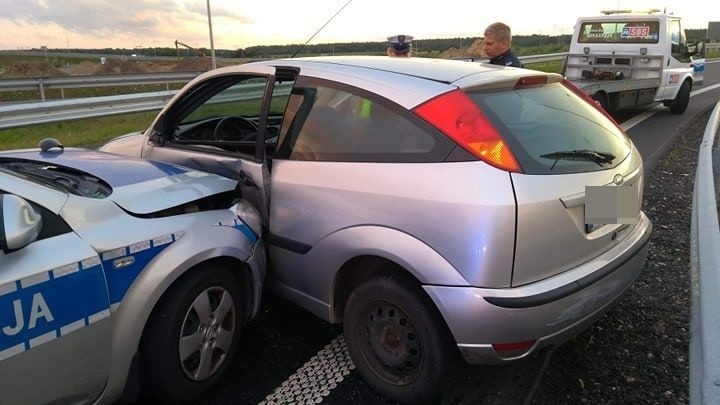 Policjanci i kobieta w ciąży trafili do szpitala po pościgu na trasie S6