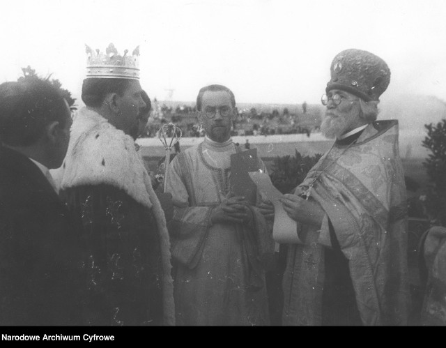 Protoprezbiter Kościoła prawosławnego Teodorowicz odczytuje tekst przemówienia przed nowo wybranym królem Cyganów Januszem Kwiekiem - 1937