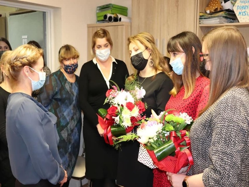 W Sandomierzu obchodzono Dzień Pracownika Socjalnego. Były życzenia i kwiaty od burmistrza Marcina Marca [ZDJĘCIA]