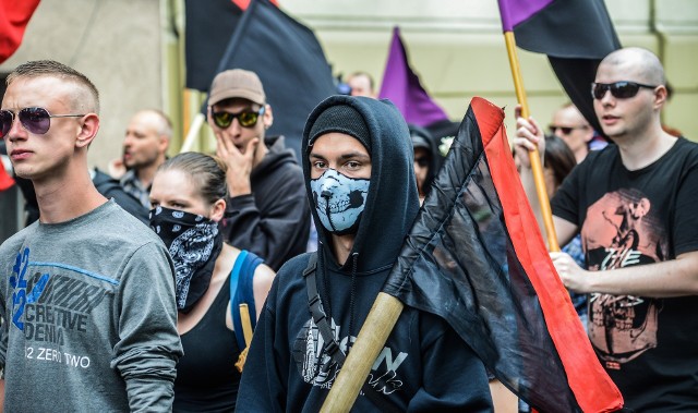 W sobotę po południu przez centrum Bydgoszczy przeszła demonstracja przeciwko nacjonalizmowi. Zobaczcie, jakie hasła wykrzykiwali jej uczestnicy.