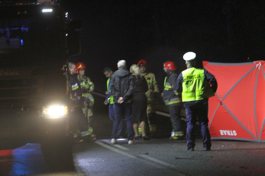 Tragedia na drodze wojewódzkiej numer 871 w Jamnicy. Dwie osoby nie żyją a jedna jest ranna