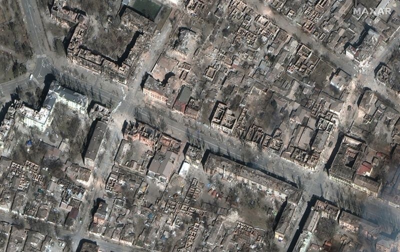 Zniszczone bloki miejskie w centrum Mariupola