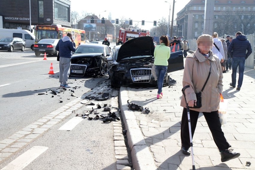 Wrocław: Wypadek na ul. Suchej. Dwa auta zderzyły się przy dworcu PKP (ZDJĘCIA)